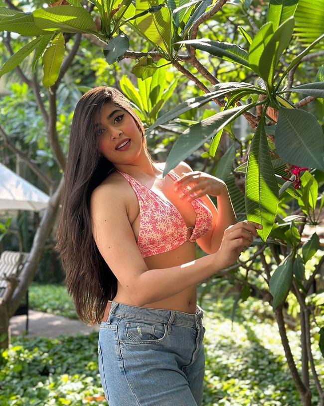 Staggering Glamour Show Of Nikita Sharma In New York